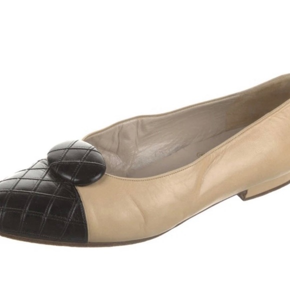 Authentic CHANEL Beige & Black Quilted Cap Toe Ballet Flats w/ Oval Accent Size - Picture 3 of 8